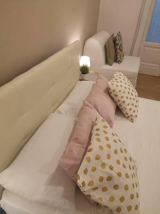 Bed and Breakfast Domus Luigi Leone Неаполь Отель типа 