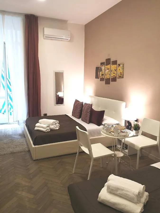Bed and Breakfast Domus Luigi Leone Неаполь Италия